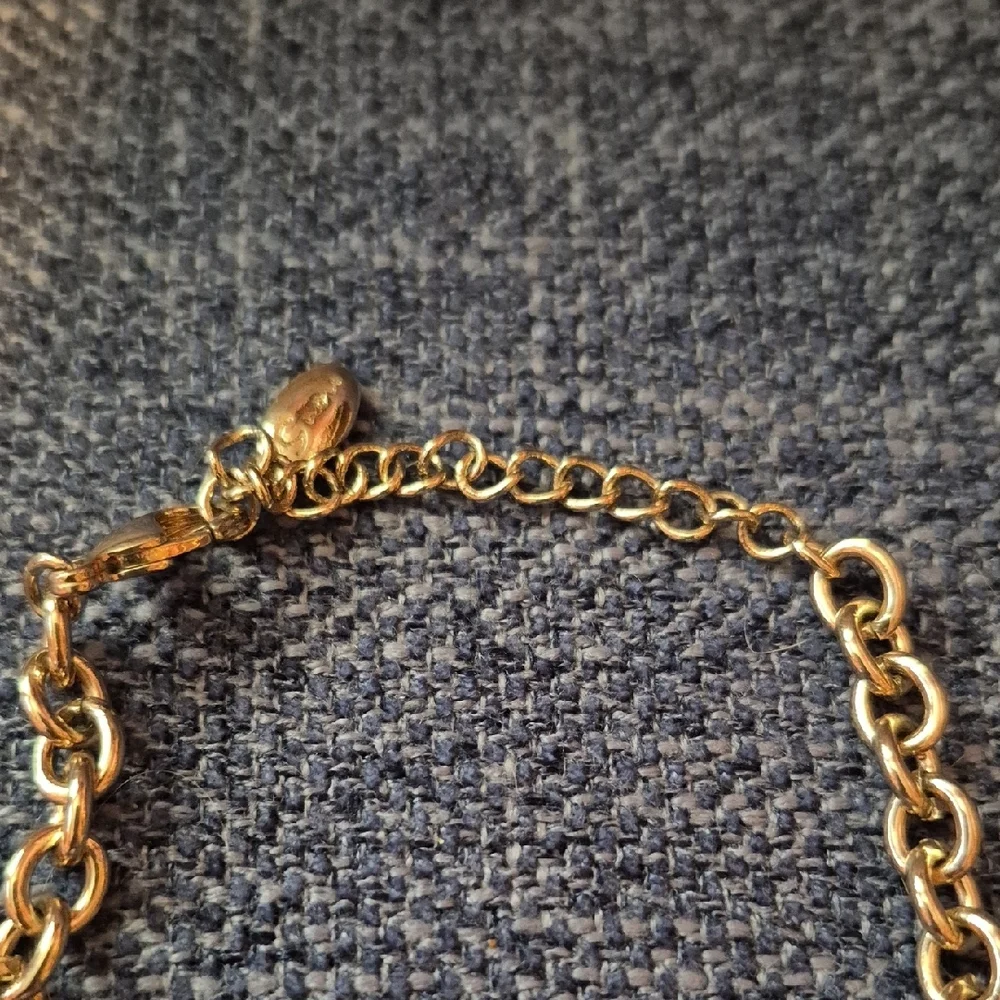 Guess Gold-Toned Necklace with Minimalist Animal PRINT Charm - Picture 4 of 7